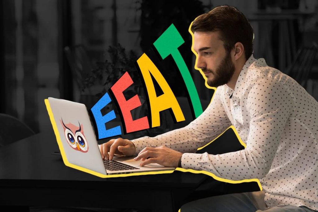 Fotografia de um homem sentado olhando para o computador. Há também uma ilustração com a sigla EEAT.