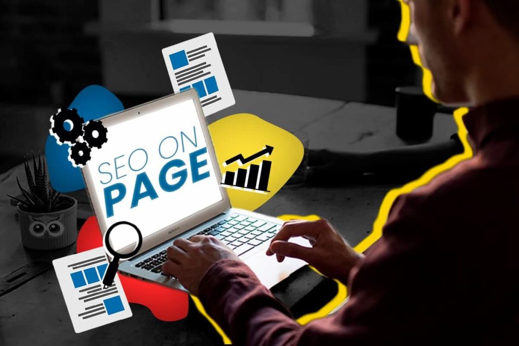 Fotografia editada de um homem na frente de um notebook. Está escrito na tela: "SEO On-Page"