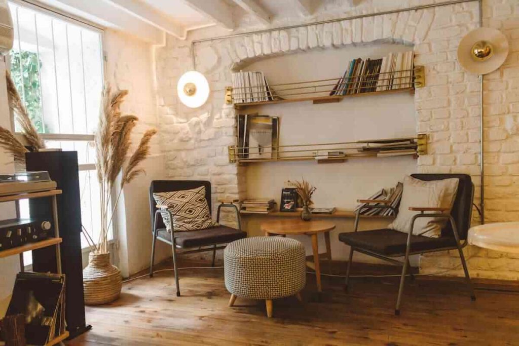 Fotografia da sala de um apartamento decorada.