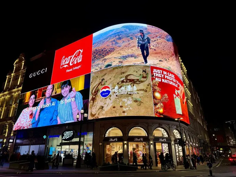 telões de propaganda em fachada de prêmio, com empresas referência em arquitetura de marca