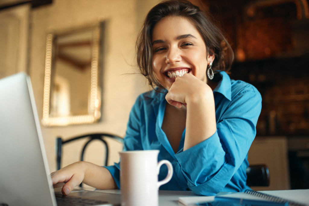Mulher feliz, trabalhando no computador, estudando storydoing