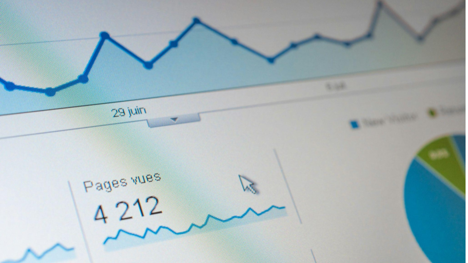 Esta é uma imagem que mostra uma tela de computador exibindo um painel de análise de dados (analytics dashboard), muito comum no monitoramento de tráfego de sites, marketing digital ou desempenho de negócios.