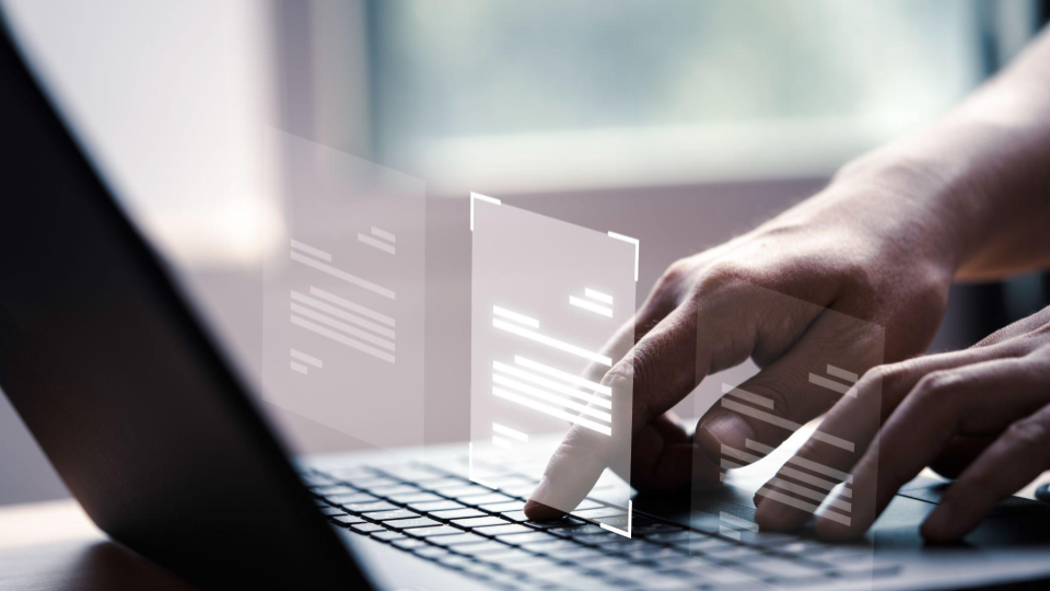 A imagem foca em um conceito de digitalização, organização e gerenciamento de documentos através da tecnologia.