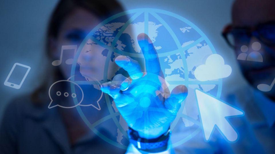 A imagem apresenta uma composição digital sobreposta com temática tecnológica e de conectividade global em tons predominantemente azuis.